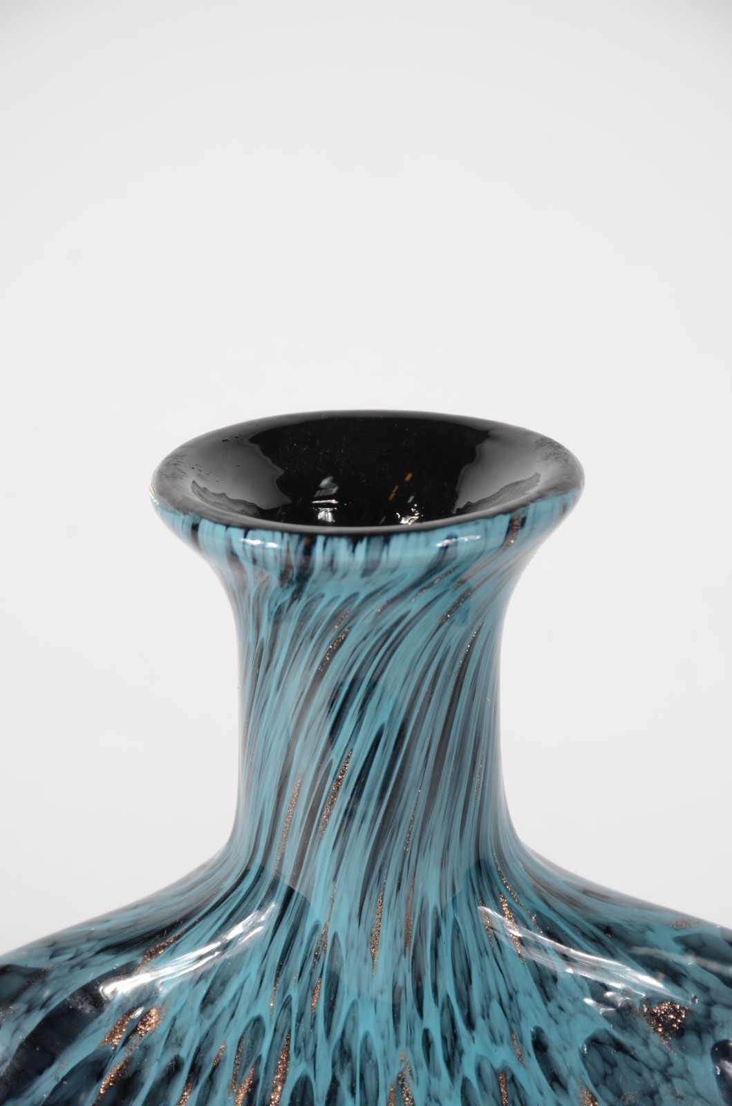 Jarro decorativo de vidro azul e preto com pó de ouro. - foto 2 de 4