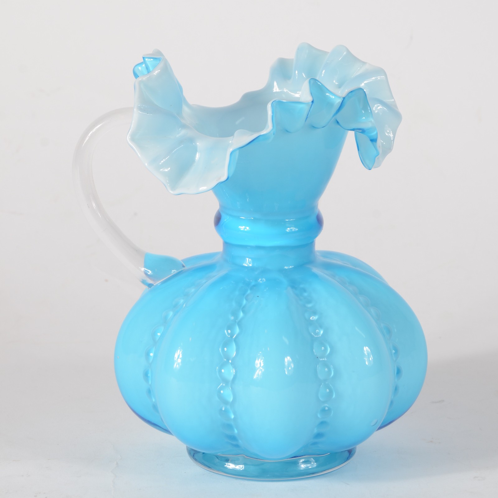 Pequena jarra de vidro opalinado azul turquesa, borda feitio babado... - foto 1 de 3