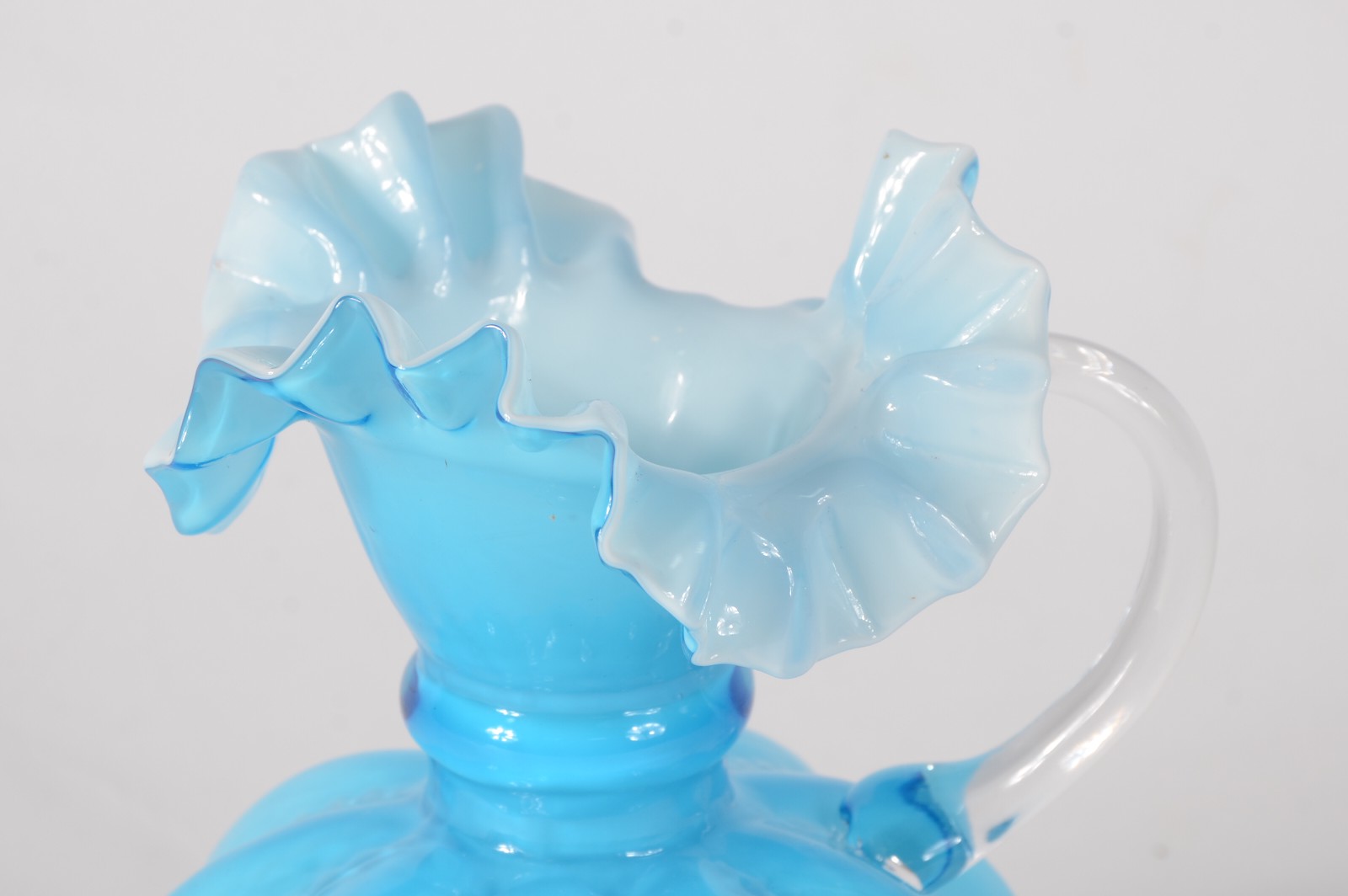 Pequena jarra de vidro opalinado azul turquesa, borda feitio babado... - foto 2 de 3