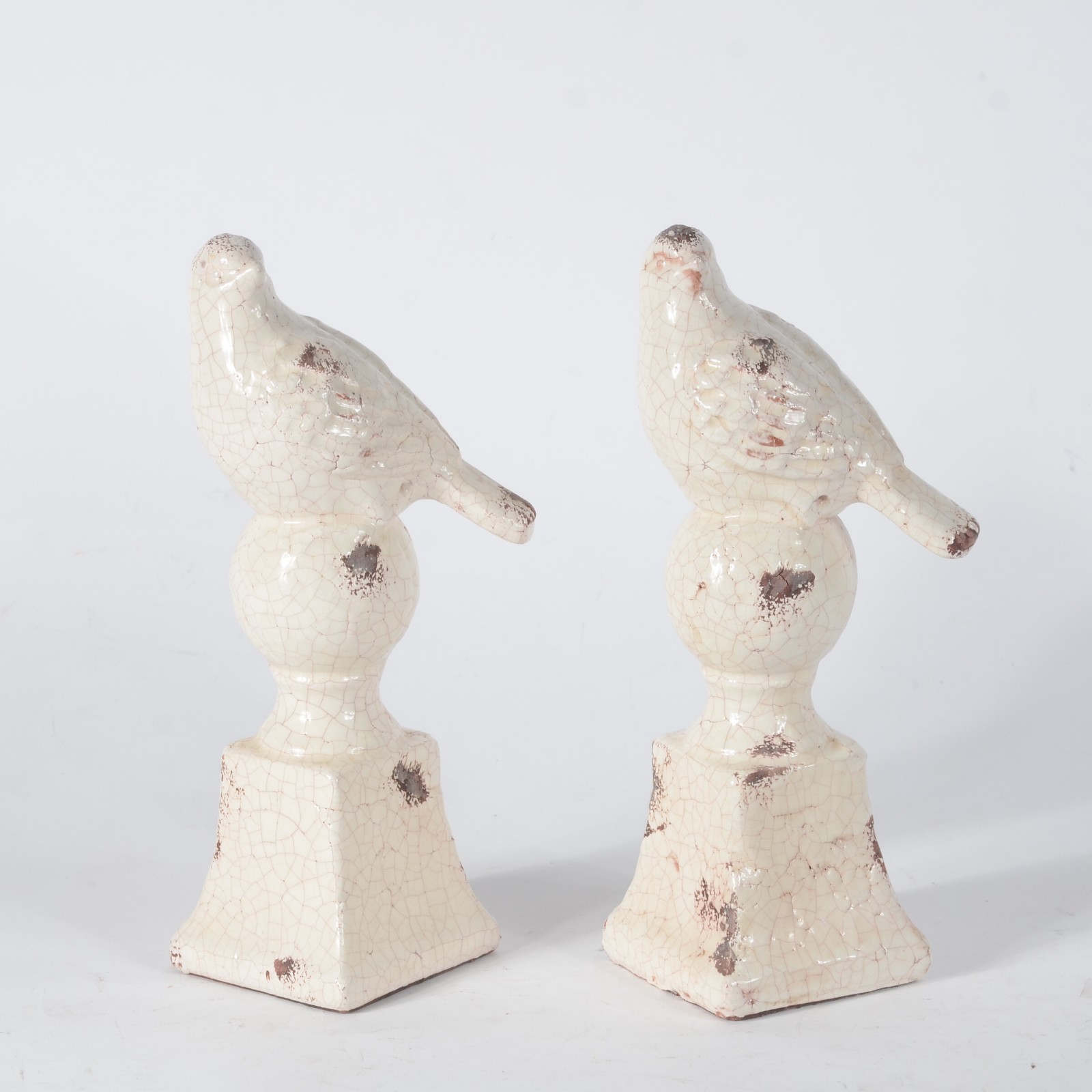 Par de esculturas de cerâmica patinada representando pássaros sobre... - foto 1 de 7