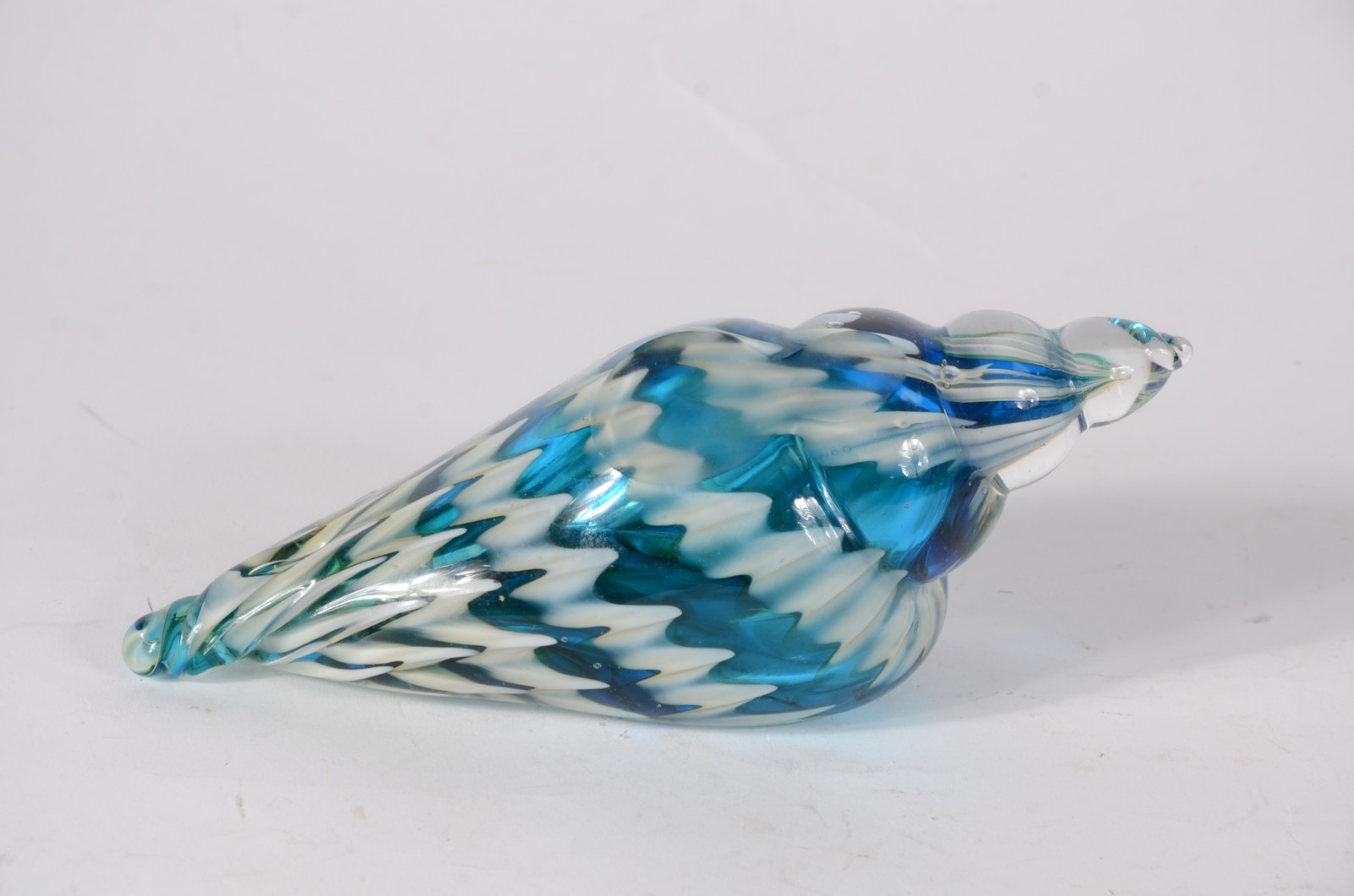 Escultura de vidro no estilo murano em tons de azul e bege... - foto 1 de 5
