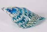 Escultura de vidro no estilo murano em tons de ... - Escultura de vidro no estilo murano em tons de azul e bege representando caramujo.
