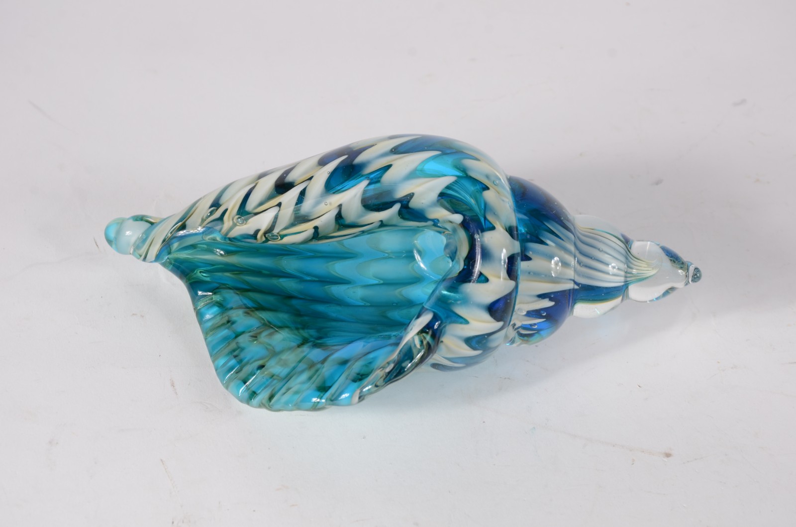 Escultura de vidro no estilo murano em tons de azul e bege... - foto 4 de 5
