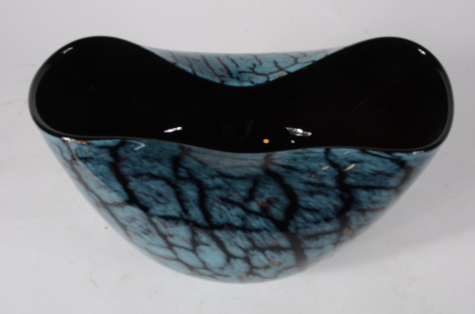 Centro de mesa de vidro azul mesclado com preto e pó de ouro, borda... - foto 3 de 4