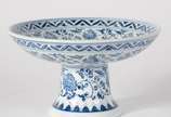 Fruteira de porcelana decorada com pássaros e g... - Fruteira de porcelana decorada com pássaros e guirlandas florais e geométricas em azul e branco.