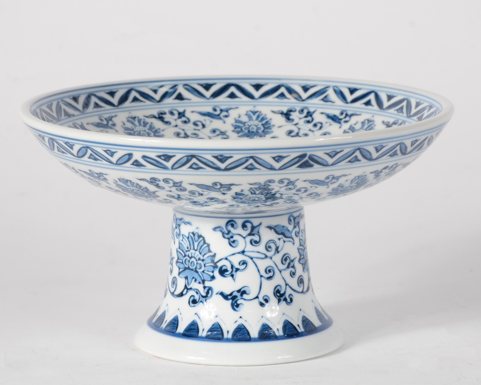 Fruteira de porcelana decorada com pássaros e guirlandas florais e... - foto 1 de 5