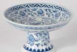 Fruteira de porcelana decorada com pássaros e g... - Fruteira de porcelana decorada com pássaros e guirlandas florais e geométricas em azul e branco.