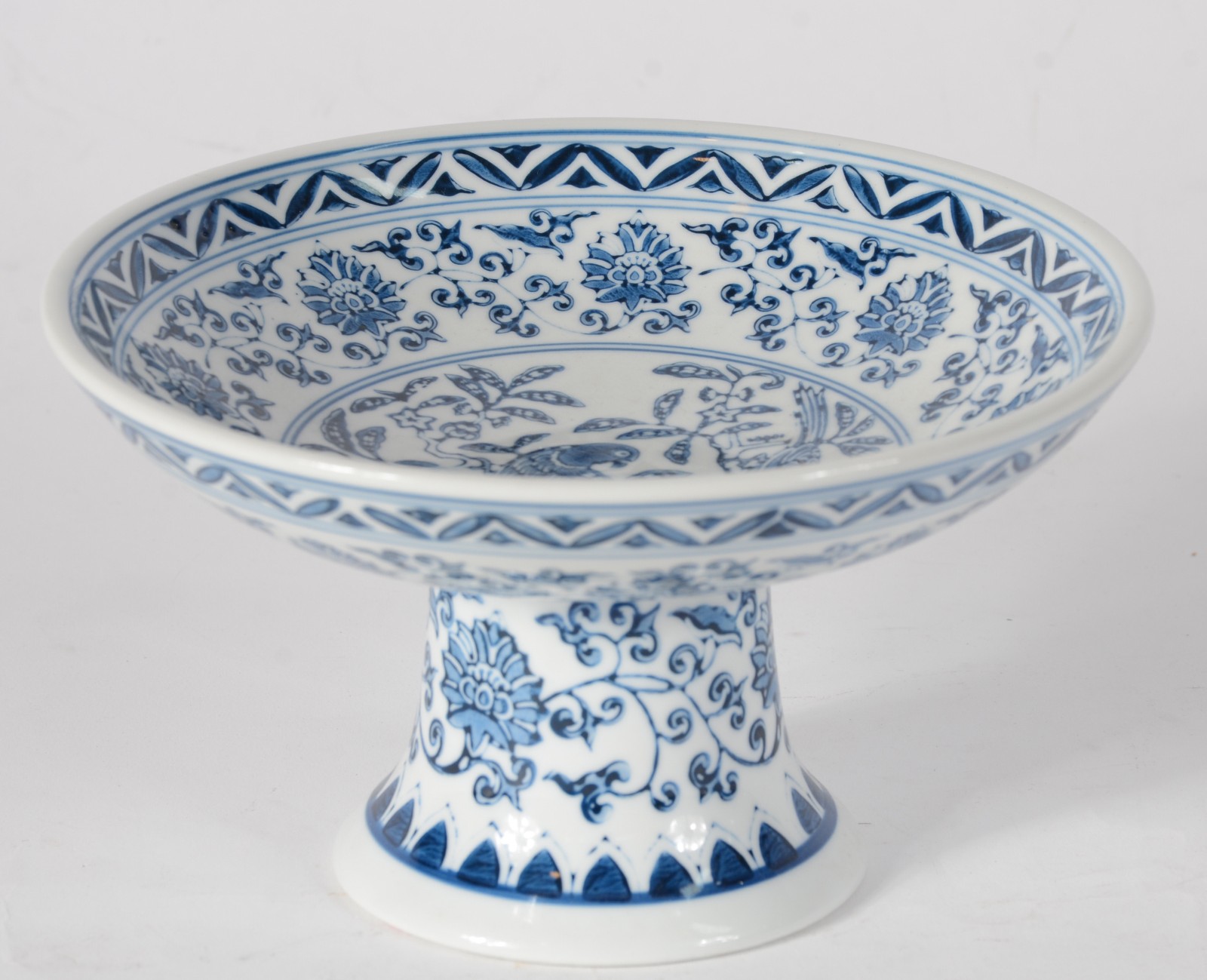 Fruteira de porcelana decorada com pássaros e guirlandas florais e... - foto 2 de 5