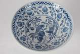 Fruteira de porcelana decorada com pássaros e g... - Fruteira de porcelana decorada com pássaros e guirlandas florais e geométricas em azul e branco.