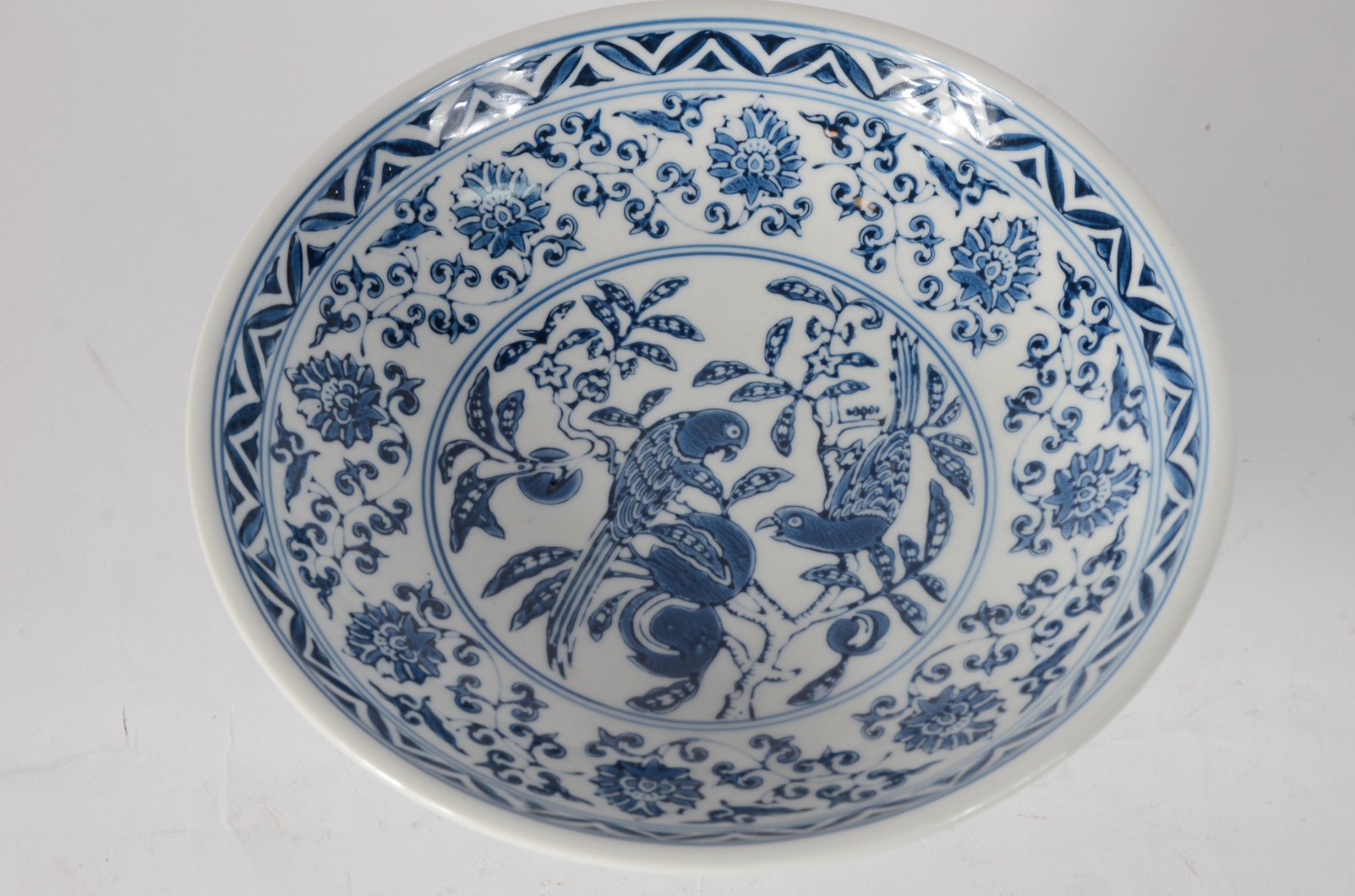 Fruteira de porcelana decorada com pássaros e guirlandas florais e... - foto 4 de 5