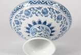 Fruteira de porcelana decorada com pássaros e g... - Fruteira de porcelana decorada com pássaros e guirlandas florais e geométricas em azul e branco.