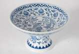 Fruteira de porcelana decorada com pássaros e g... - Fruteira de porcelana decorada com pássaros e guirlandas florais e geométricas em azul e branco.