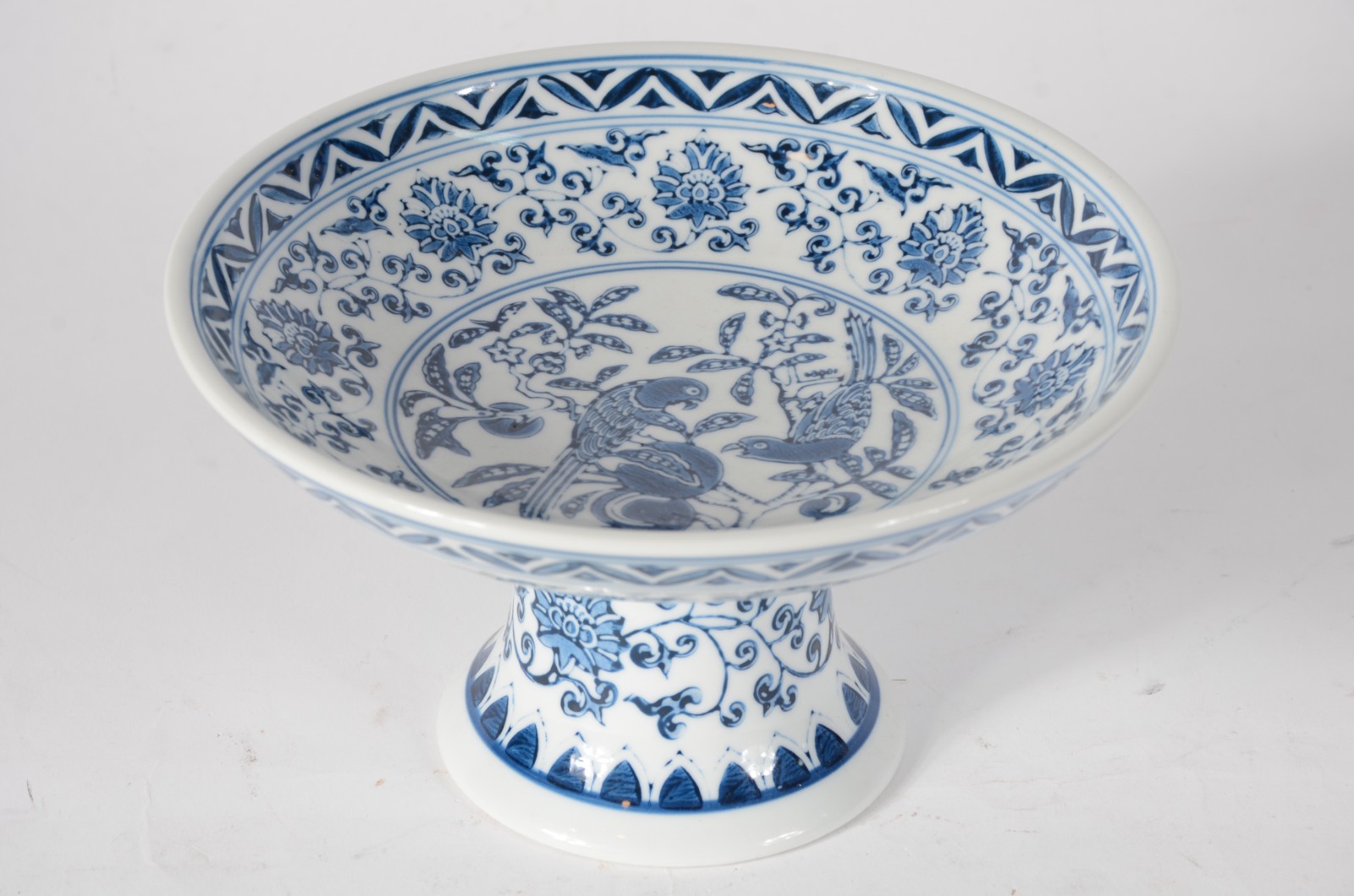 Fruteira de porcelana decorada com pássaros e guirlandas florais e... - foto 3 de 5