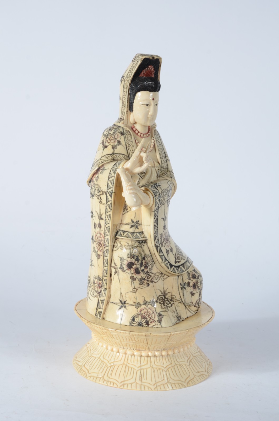 Escultura oriental em placas de osso decorado com guirlandas florais... - foto 1 de 7