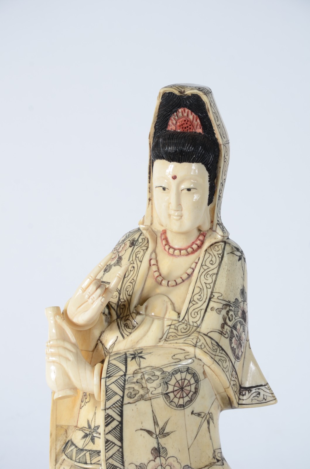 Escultura oriental em placas de osso decorado com guirlandas florais... - foto 2 de 7