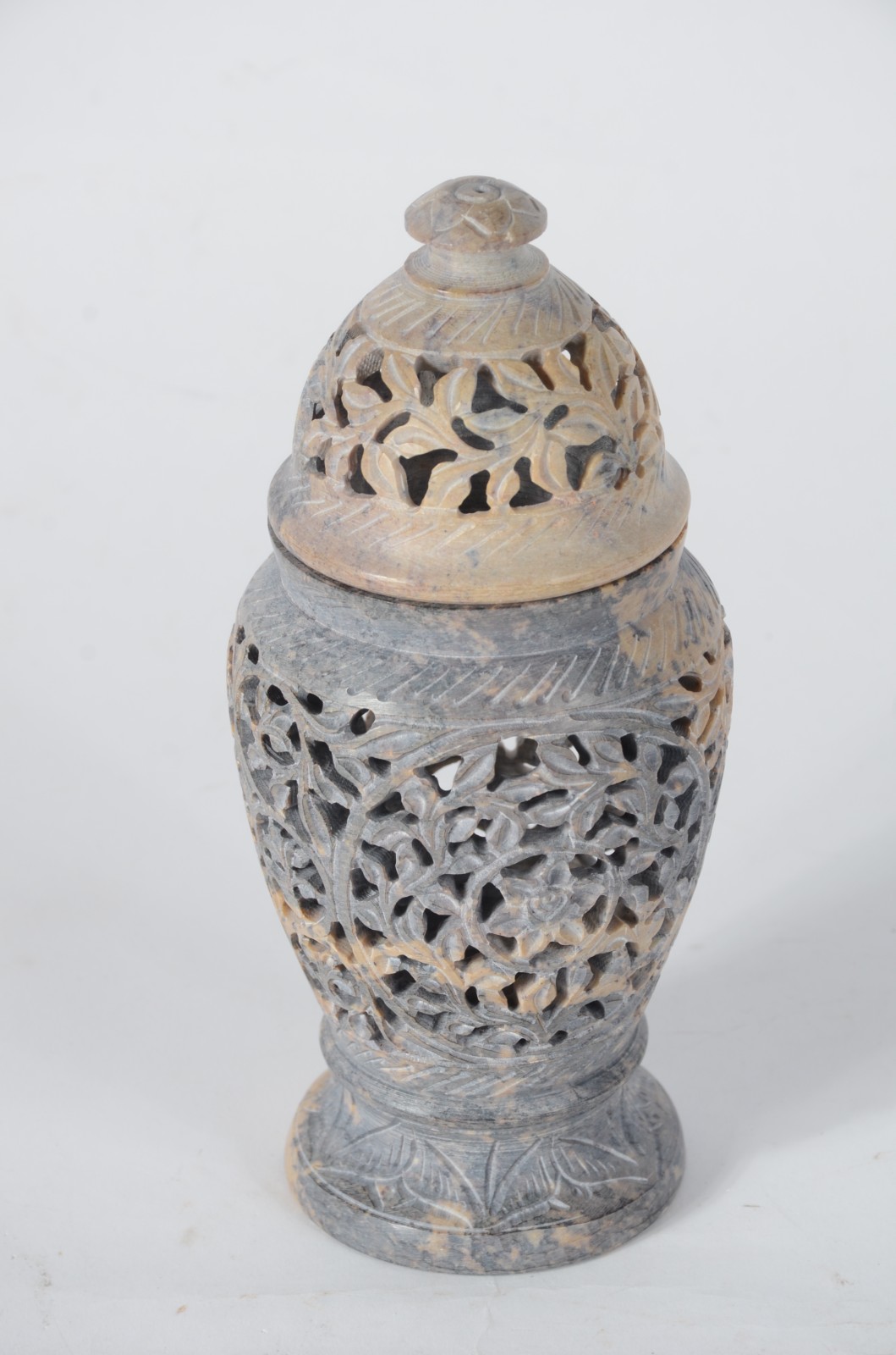 Urna oriental de pedra dura em tons de azul e bege decorada com... - foto 2 de 5