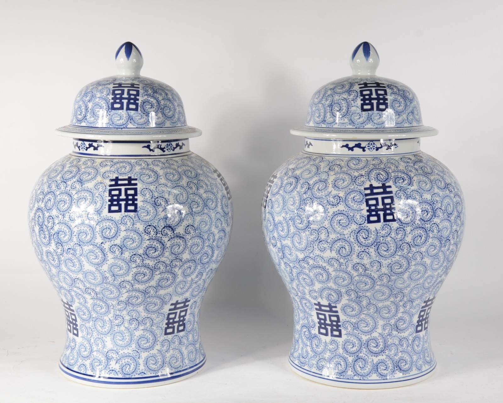 Par de grandes potiches de porcelana decoradas ao gosto oriental com... - foto 1 de 6