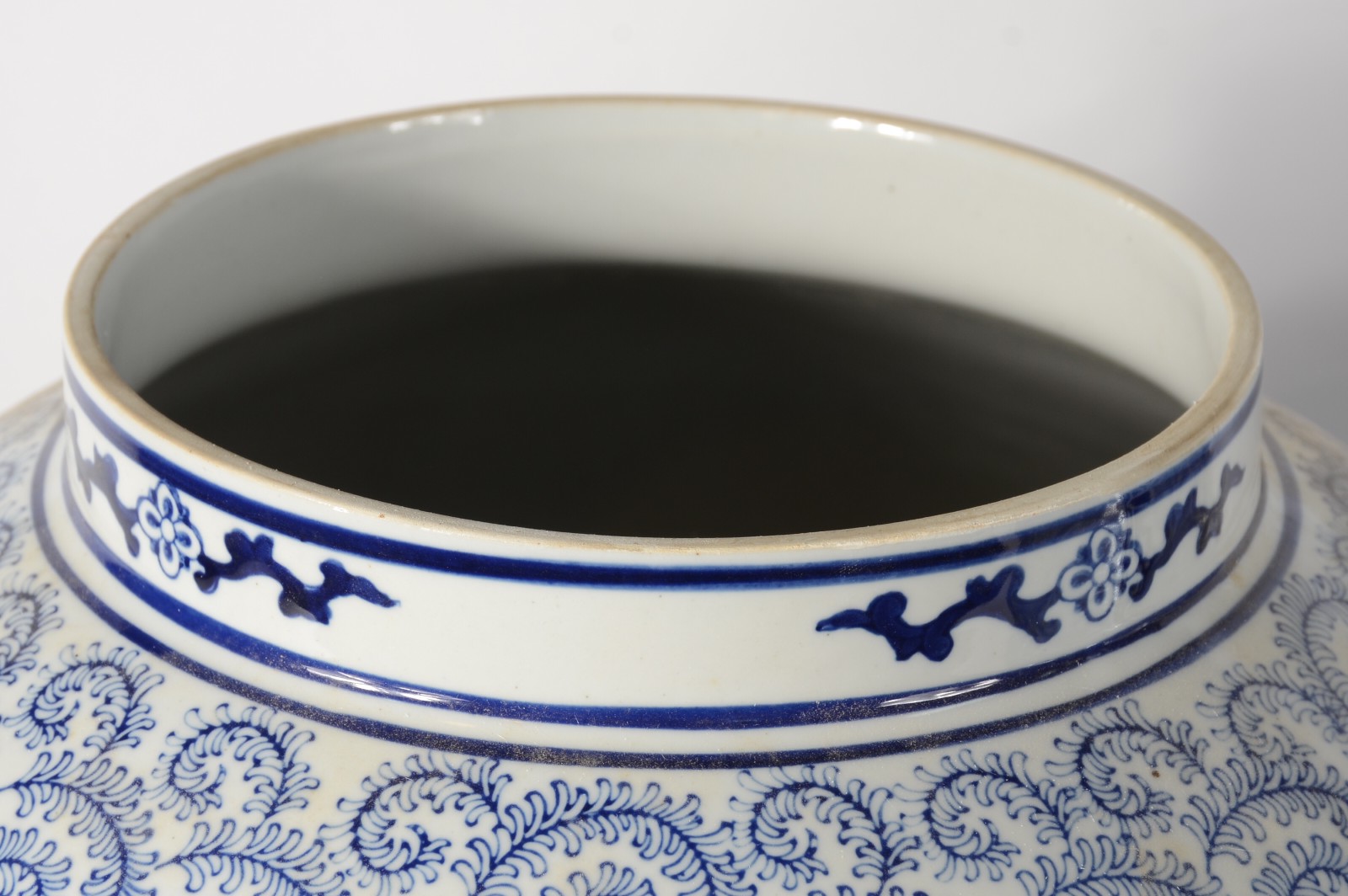 Par de grandes potiches de porcelana decoradas ao gosto oriental com... - foto 3 de 6