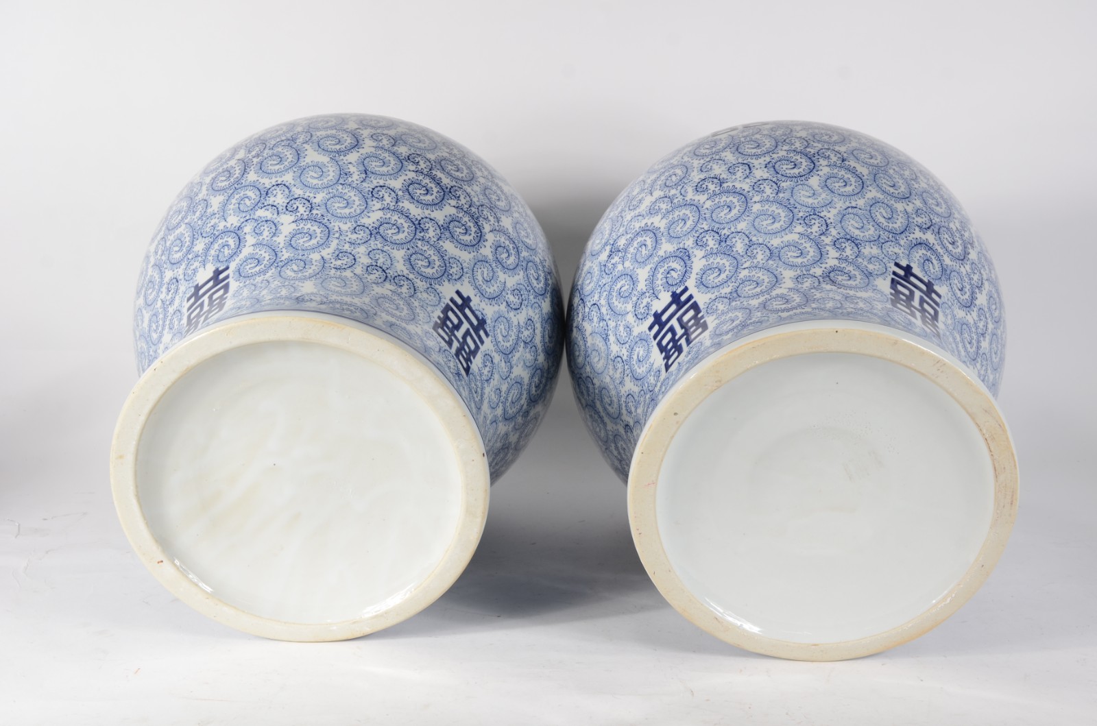 Par de grandes potiches de porcelana decoradas ao gosto oriental com... - foto 6 de 6