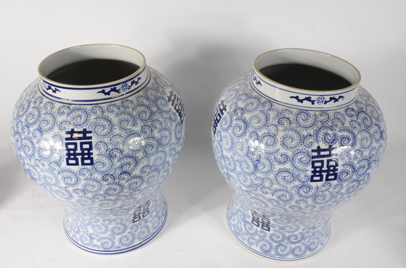 Par de grandes potiches de porcelana decoradas ao gosto oriental com... - foto 5 de 6