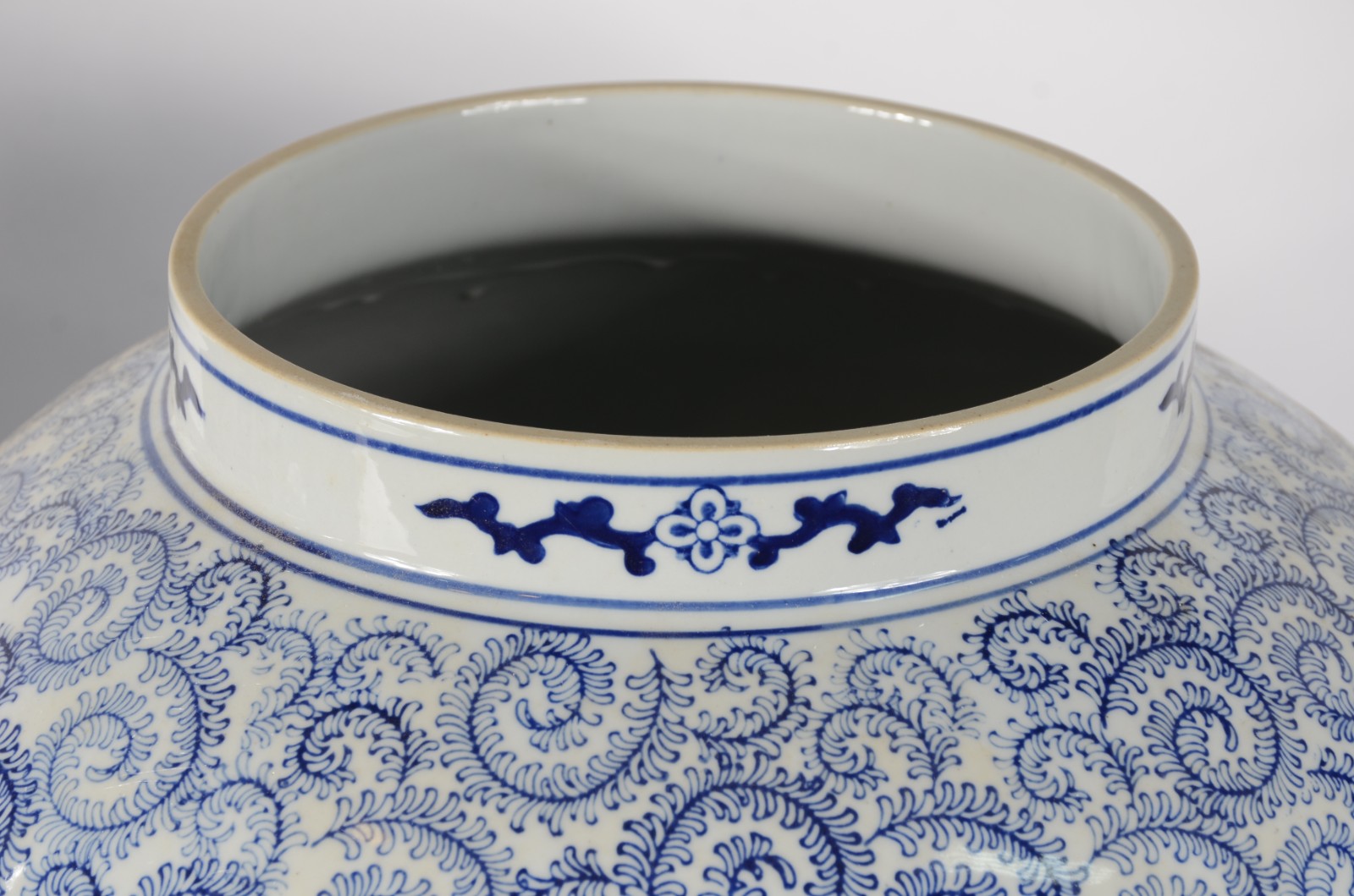 Par de grandes potiches de porcelana decoradas ao gosto oriental com... - foto 4 de 6