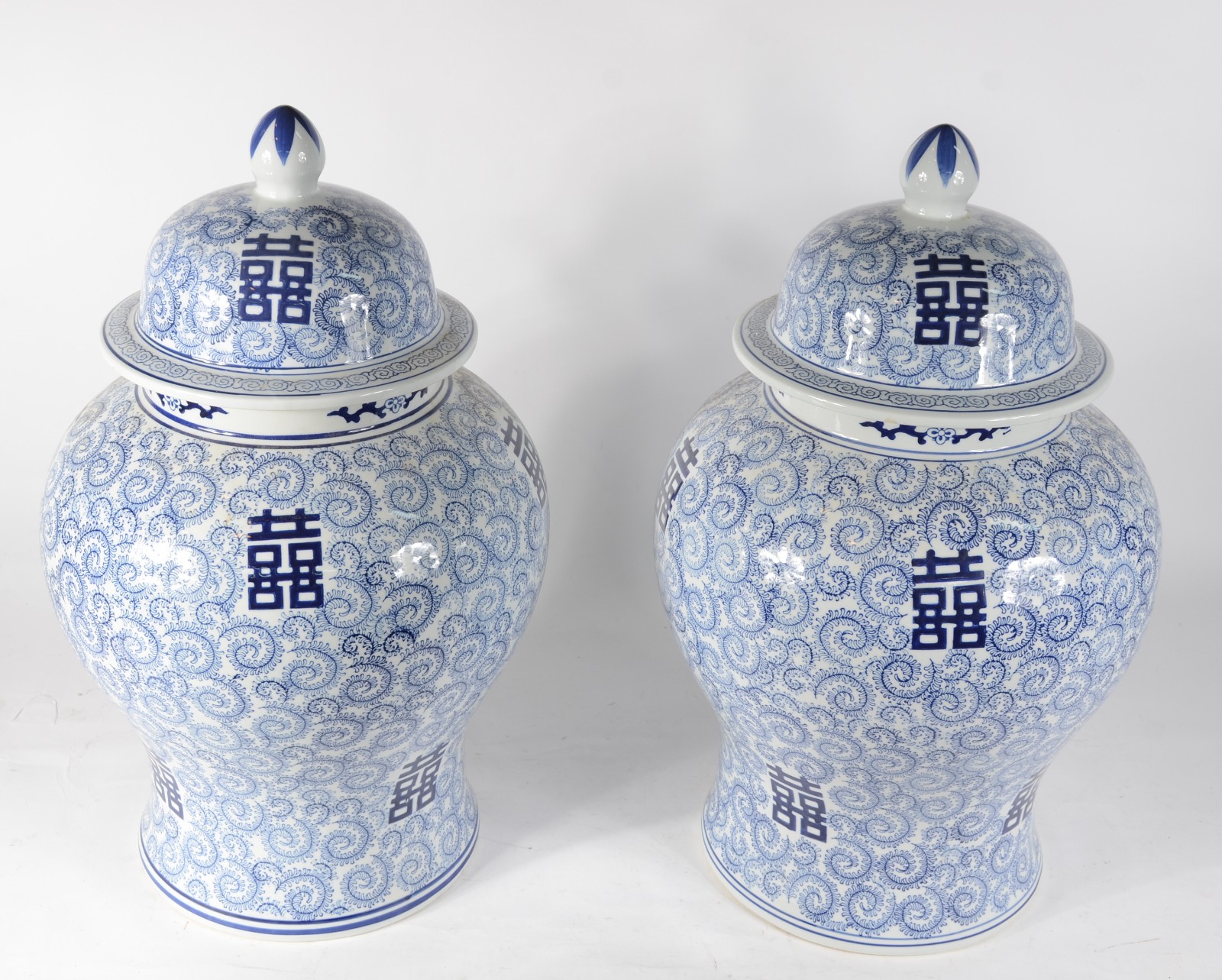 Par de grandes potiches de porcelana decoradas ao gosto oriental com... - foto 2 de 6