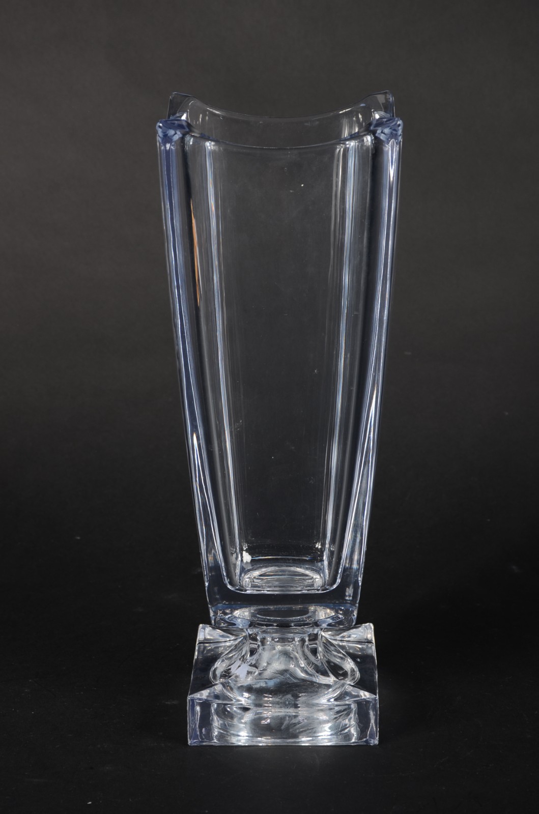 Vaso moderno em bloco de cristal feitio retangular, borda recortada e... - foto 1 de 4