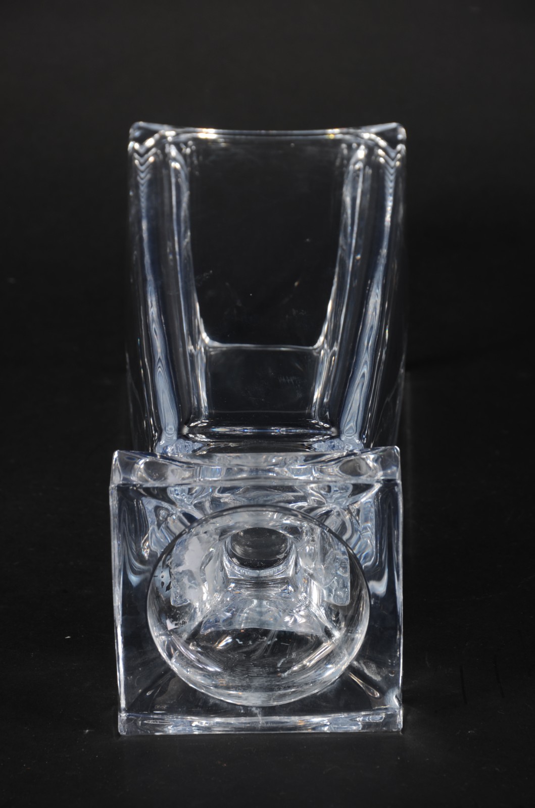 Vaso moderno em bloco de cristal feitio retangular, borda recortada e... - foto 3 de 4
