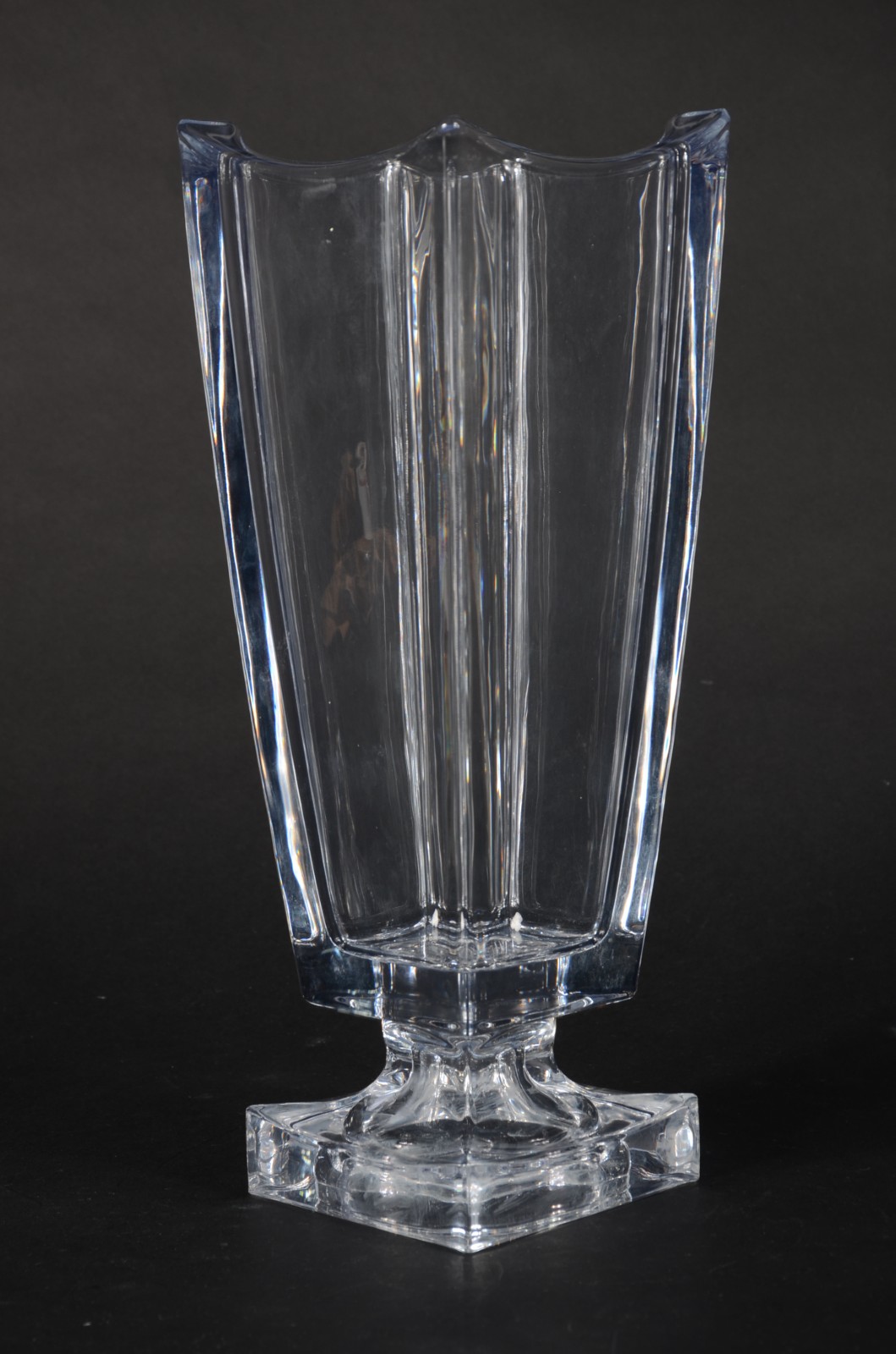 Vaso moderno em bloco de cristal feitio retangular, borda recortada e... - foto 2 de 4