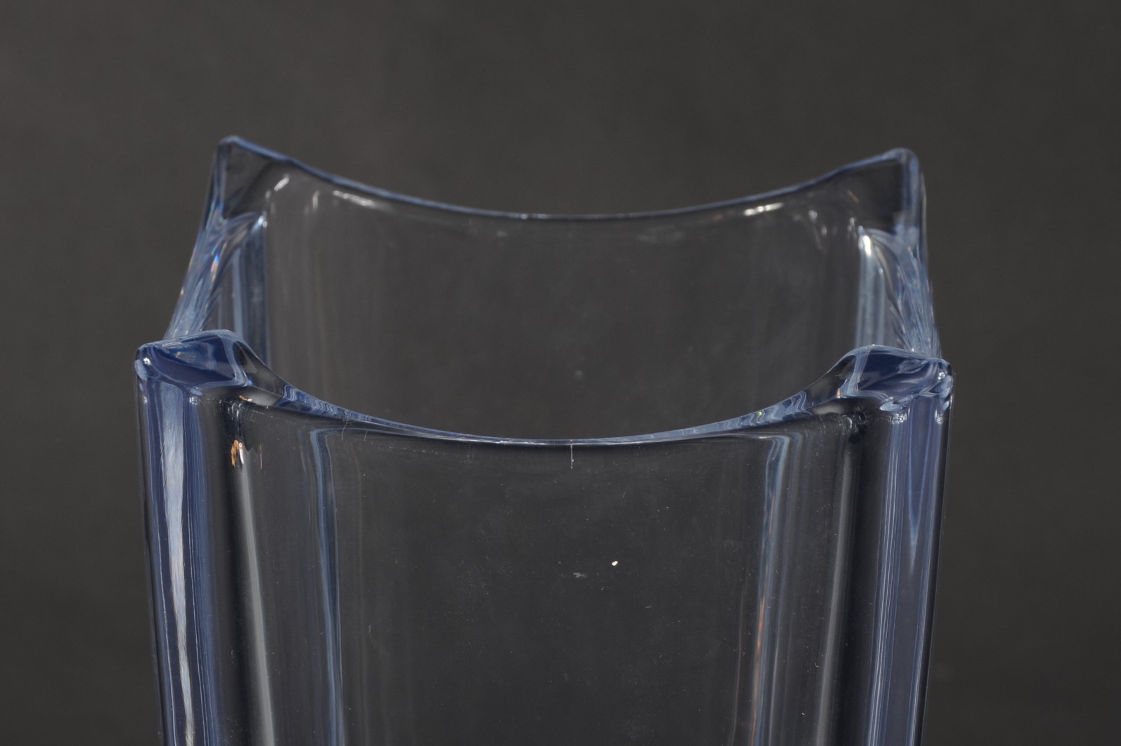 Vaso moderno em bloco de cristal feitio retangular, borda recortada e... - foto 4 de 4