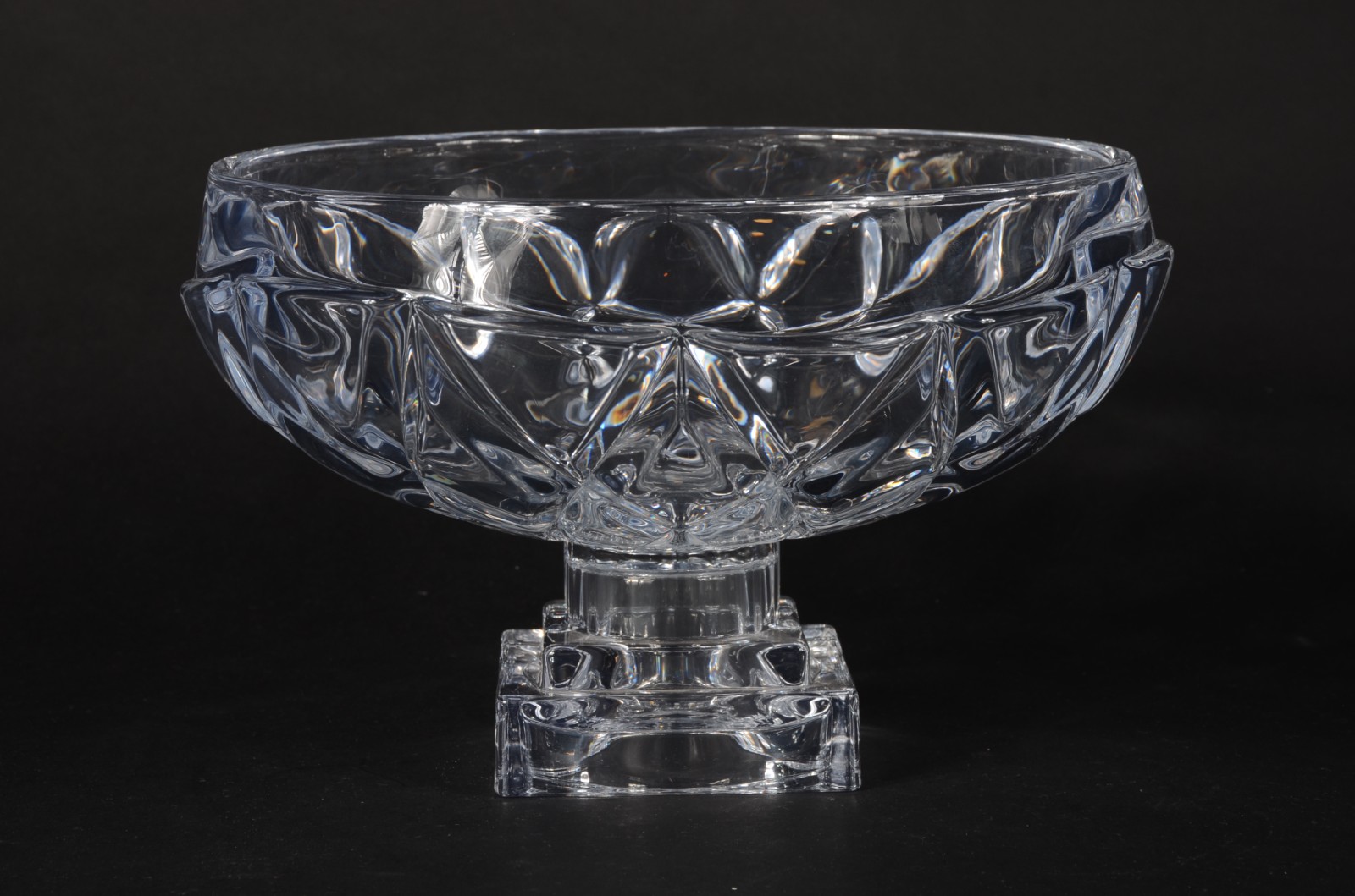 Fruteira de cristal lapidado, base alta feitio quadrada. - foto 1 de 4
