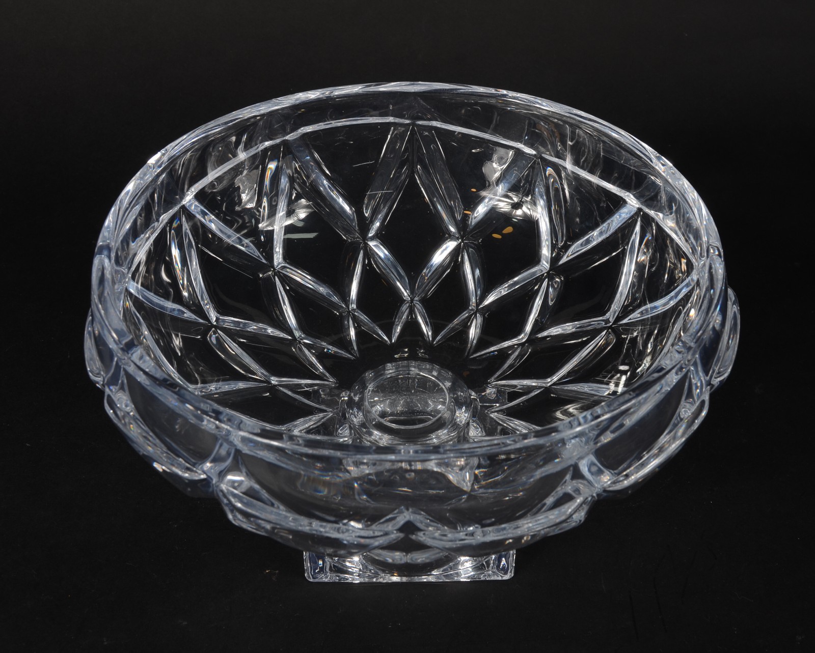 Fruteira de cristal lapidado, base alta feitio quadrada. - foto 3 de 4