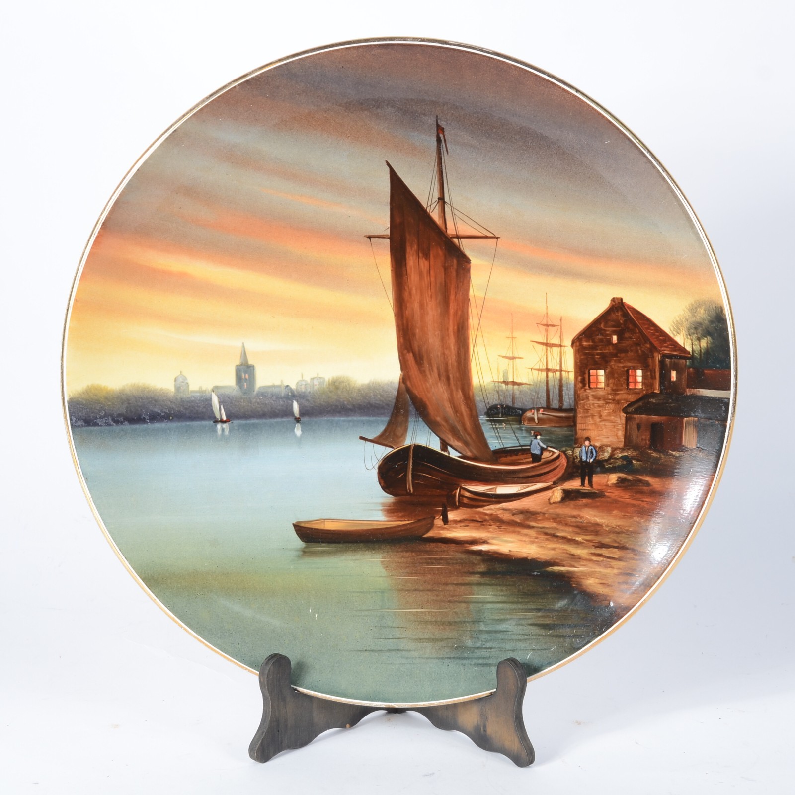 Medalhão de faiança alemã decorado com cena de barco e figuras em... - foto 1 de 5