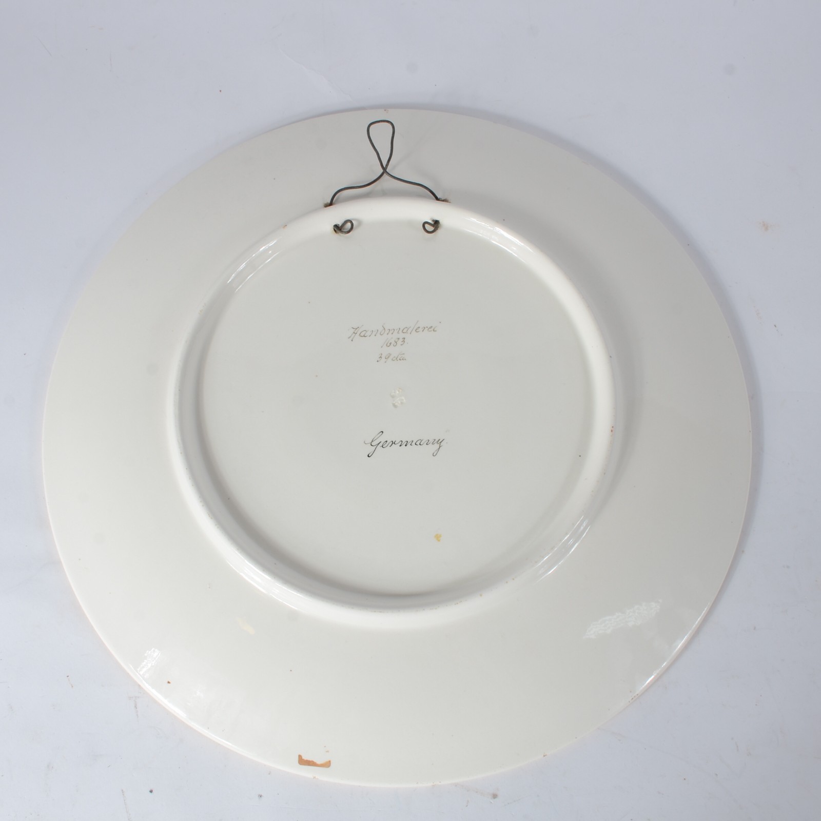 Medalhão de faiança alemã decorado com cena de barco e figuras em... - foto 3 de 5