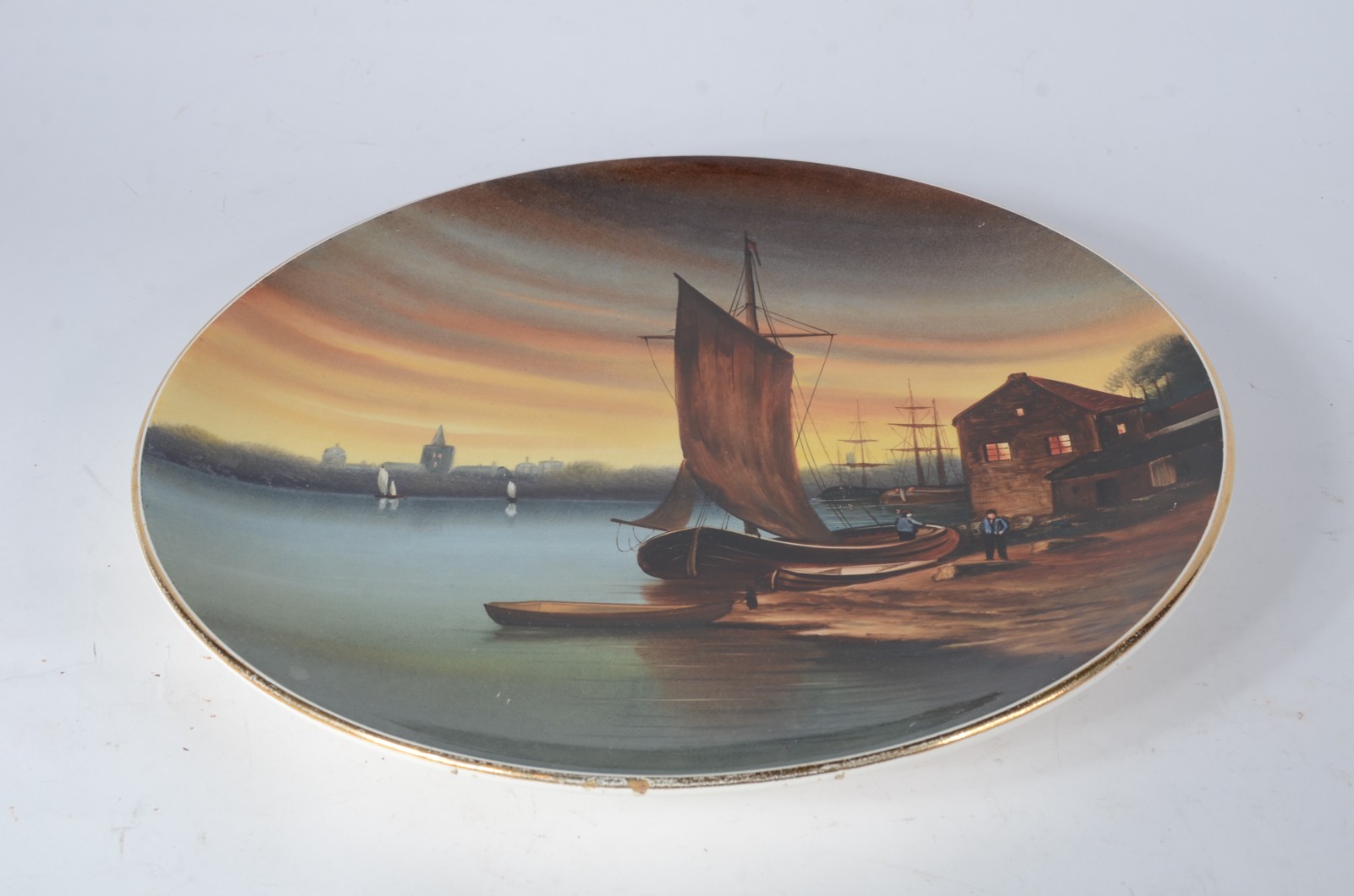 Medalhão de faiança alemã decorado com cena de barco e figuras em... - foto 2 de 5