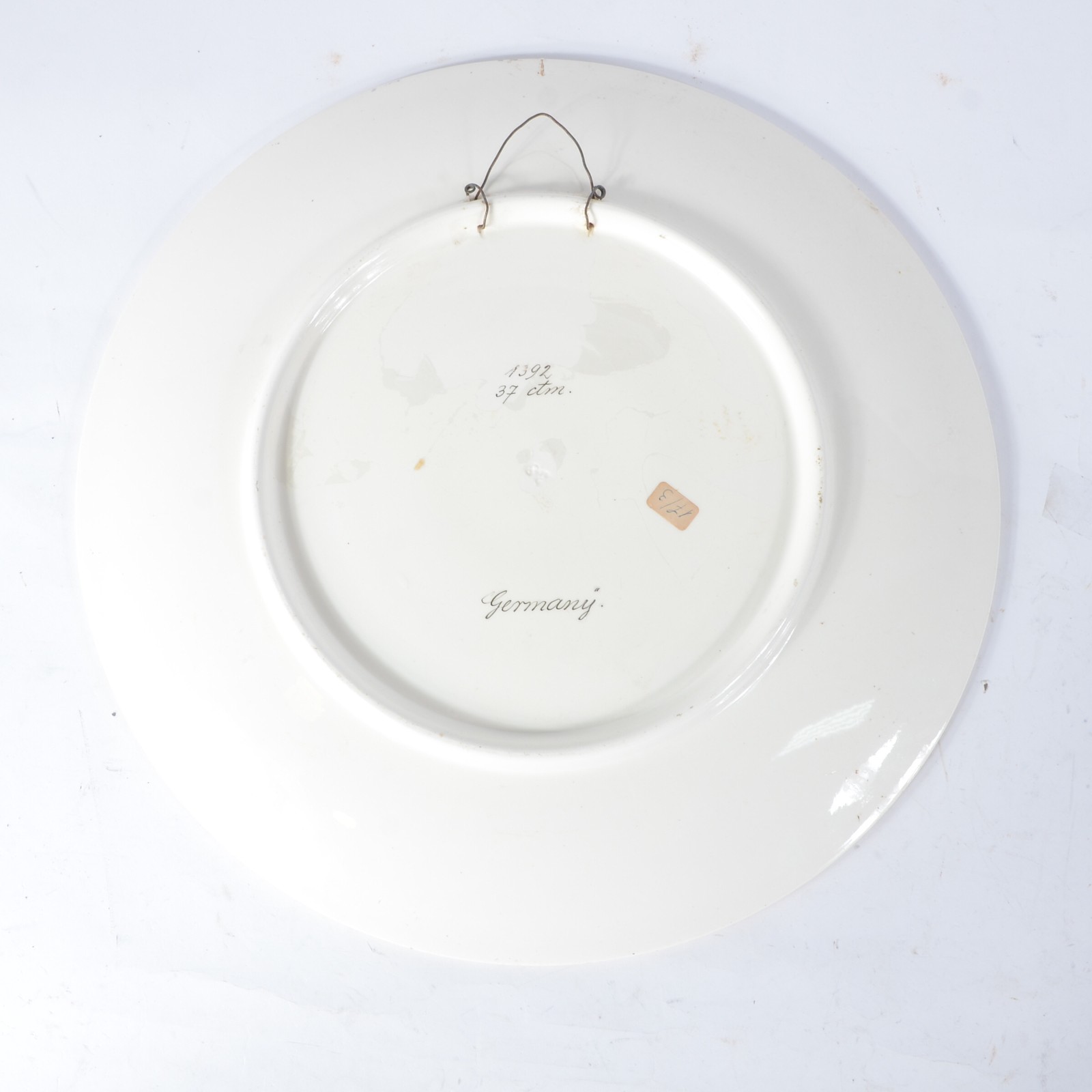 Medalhão de faiança alemã decorado com cena de castelo em encosta com... - foto 3 de 5
