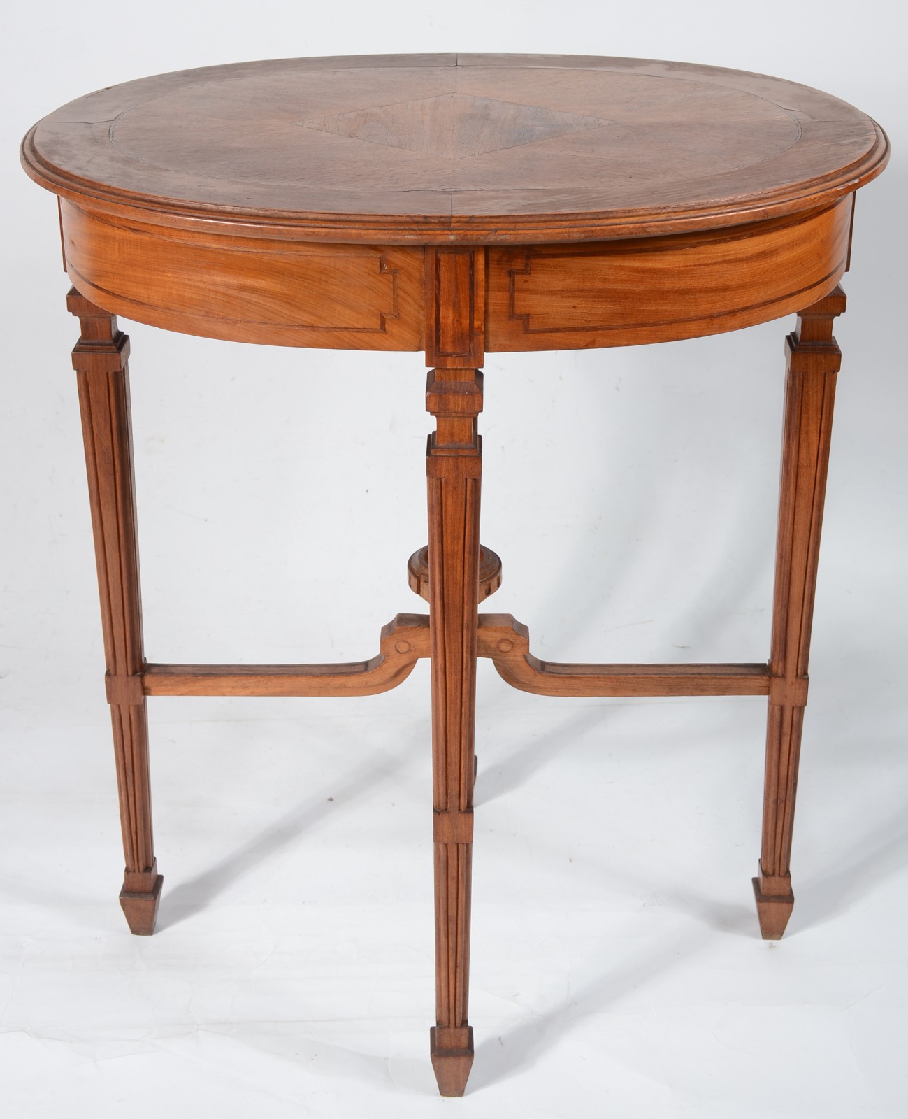 Mesa de madeira nobre feitio oval, quatro pernas retas frisadas... - foto 1 de 6