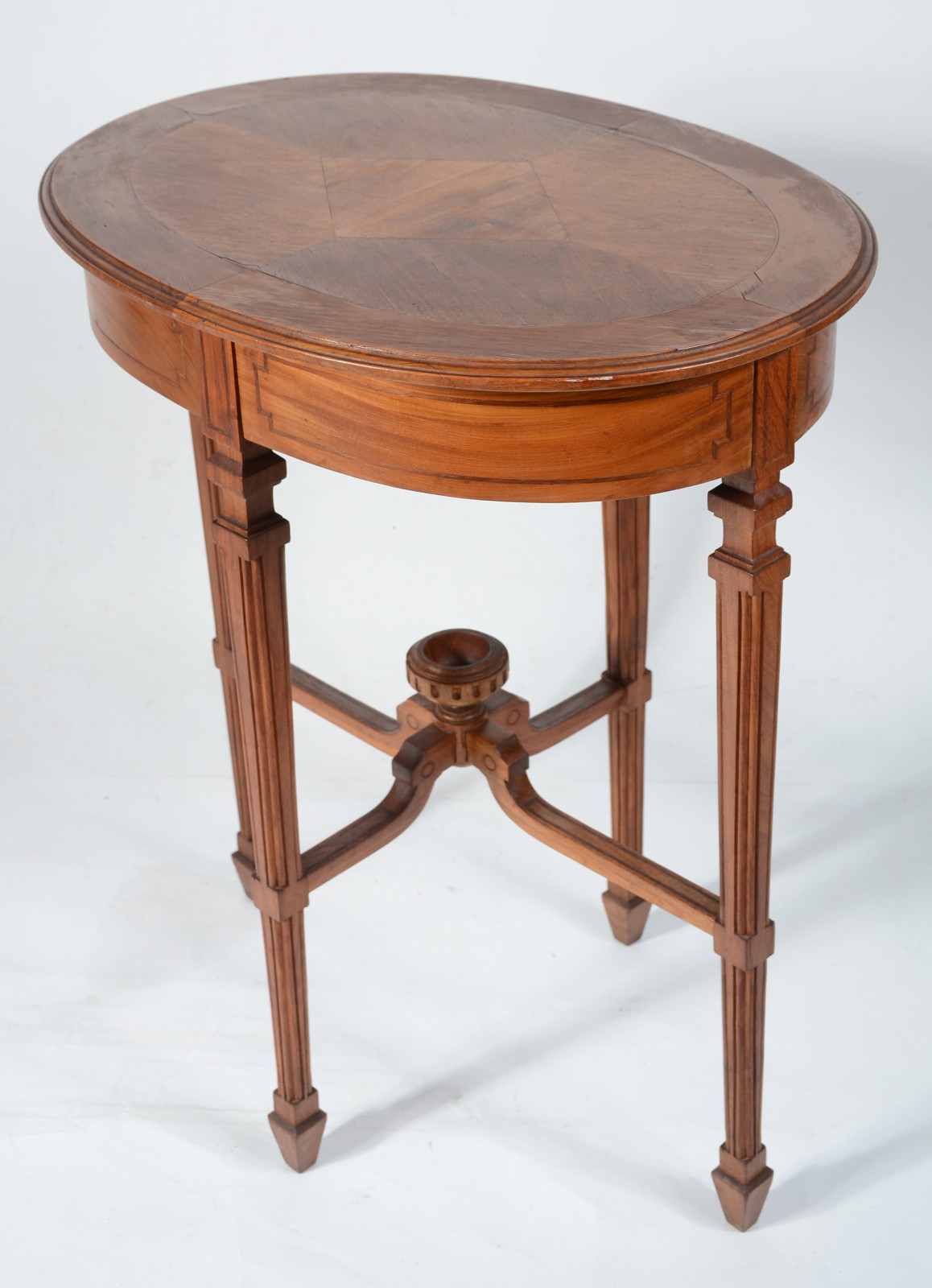 Mesa de madeira nobre feitio oval, quatro pernas retas frisadas... - foto 2 de 6