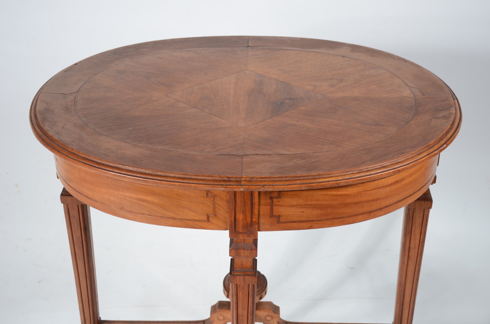 Mesa de madeira nobre feitio oval, quatro pernas retas frisadas... - foto 3 de 6