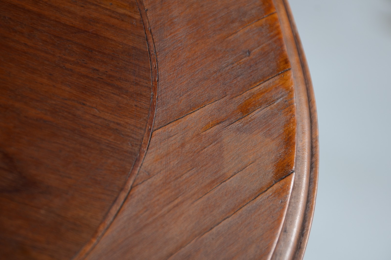 Mesa de madeira nobre feitio oval, quatro pernas retas frisadas... - foto 5 de 6