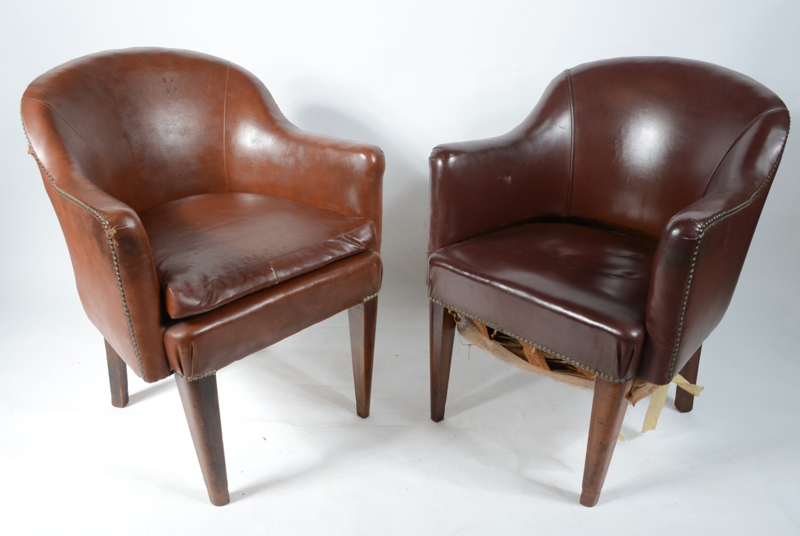 Par de poltronas de madeira nobre estofadas e forradas de curvim... - foto 1 de 9