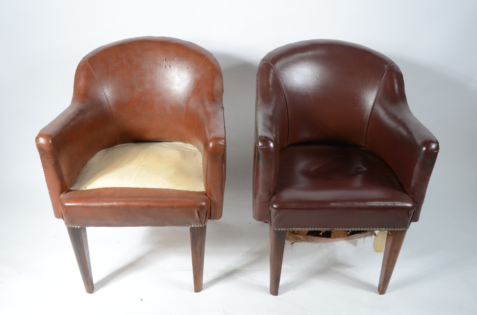 Par de poltronas de madeira nobre estofadas e forradas de curvim... - foto 2 de 9