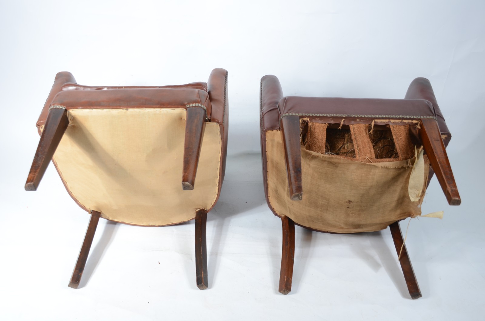 Par de poltronas de madeira nobre estofadas e forradas de curvim... - foto 4 de 9