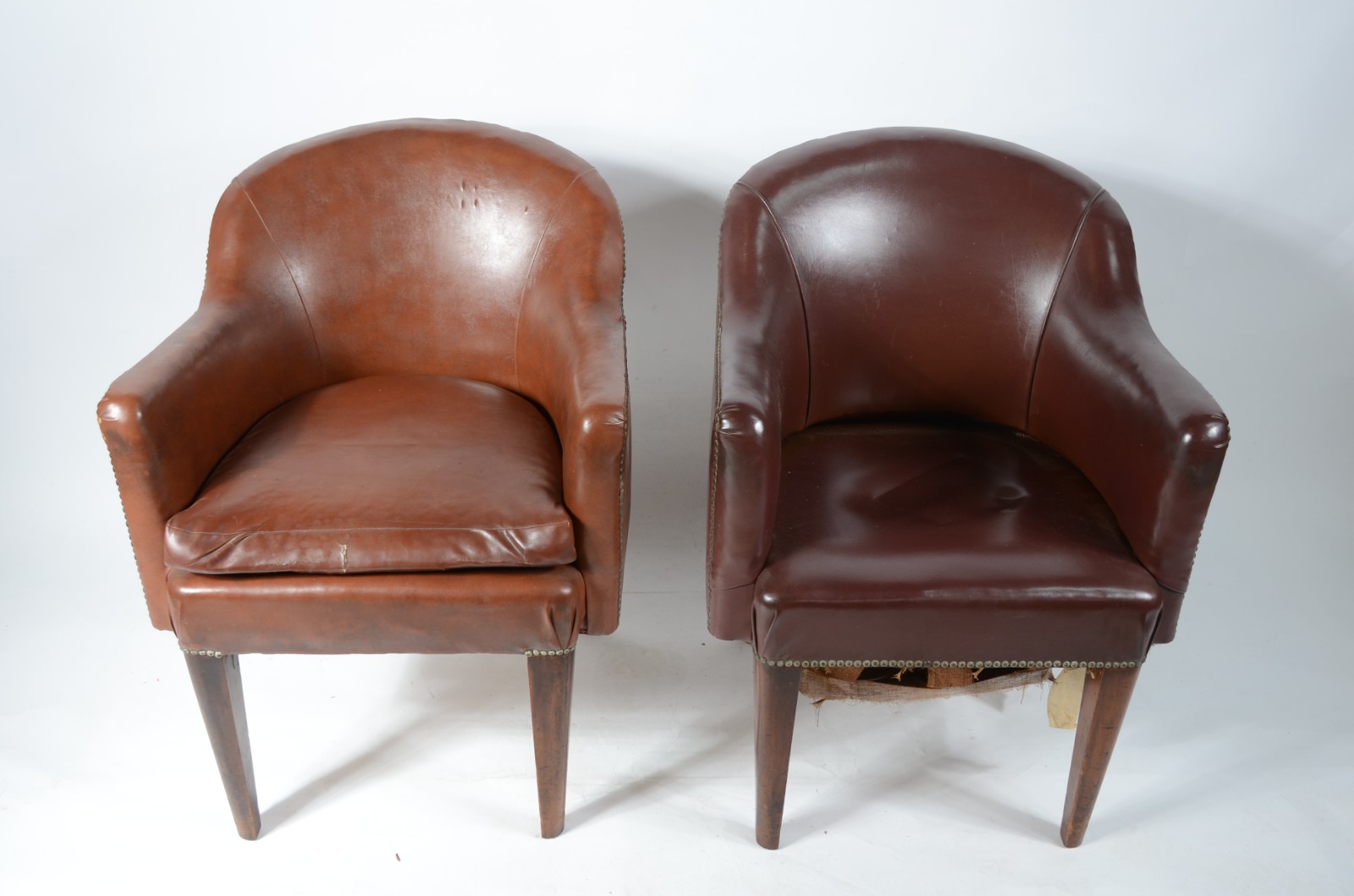 Par de poltronas de madeira nobre estofadas e forradas de curvim... - foto 5 de 9
