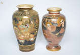 Dois vasos de faiança japonesa de Satzuma decor... - Dois vasos de faiança japonesa de Satzuma decorados com figuras em policromia e realces dourados. Alturas 37 cm e 40 cm. (Com restauros - no est...