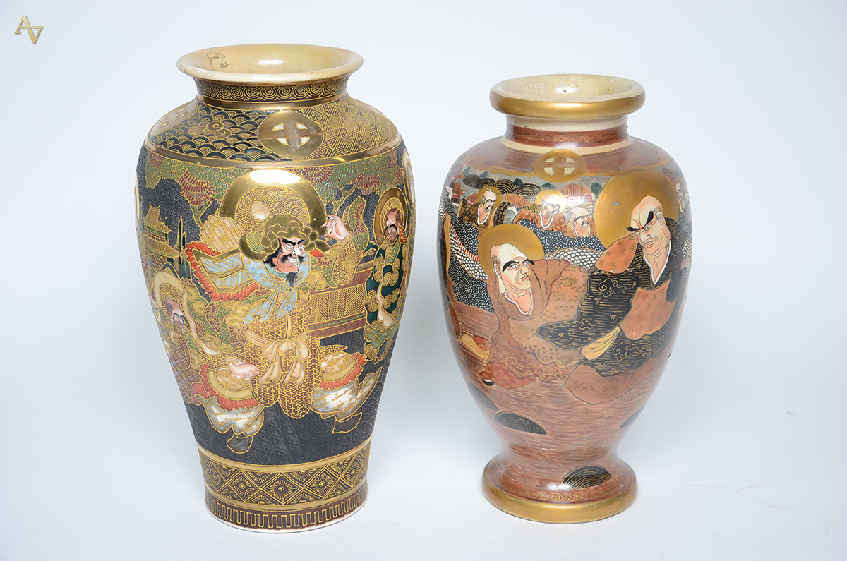 Dois vasos de faiança japonesa de Satzuma decorados com figuras em... - foto 1 de 3