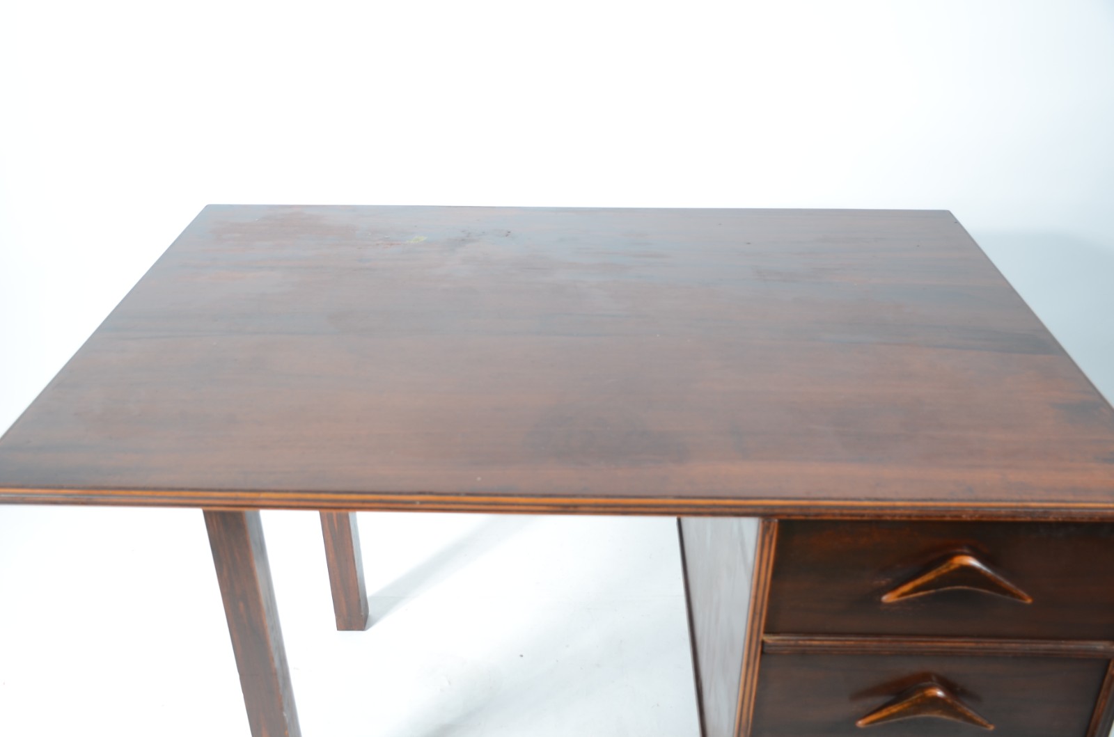 Mesa escrivaninha de madeira nobre, um dos lados com três gavetas e... - foto 2 de 7