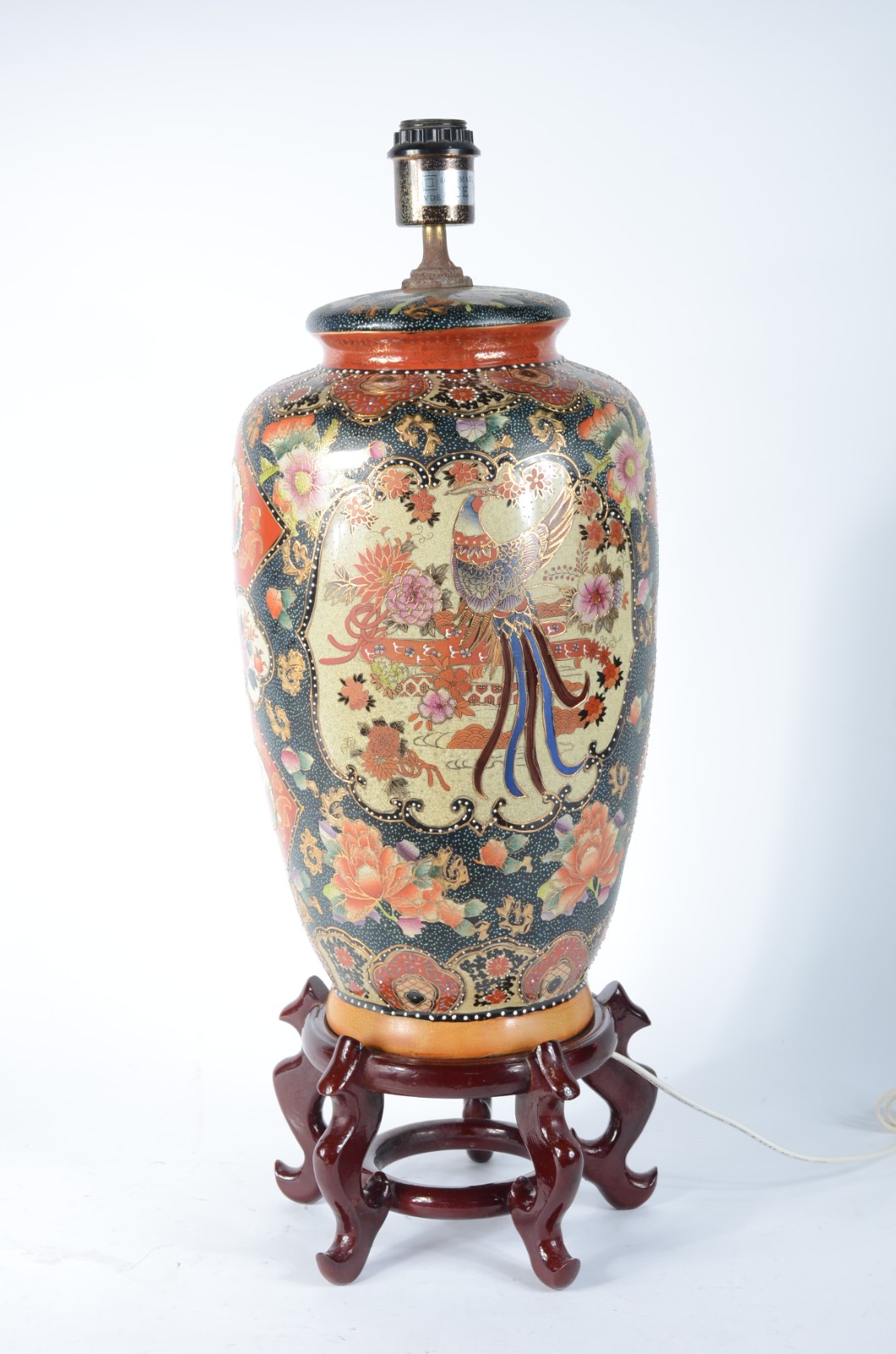 Abajur de faiança oriental decorado ao gosto Satzuma com figuras de... - foto 2 de 4