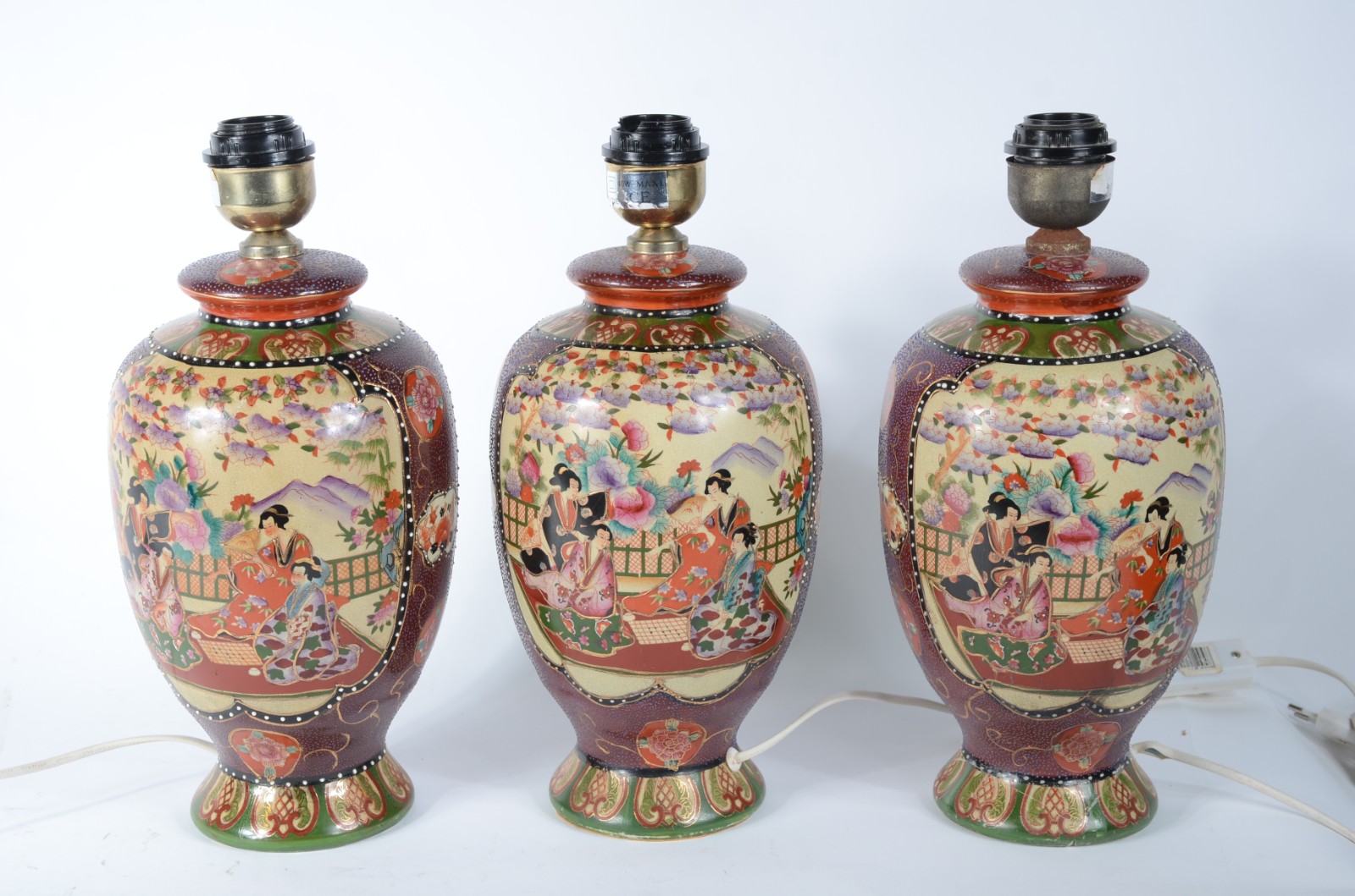 Tres abatjoures de porcelana decorados ao gosto Satzuma com gueixas e... - foto 1 de 5