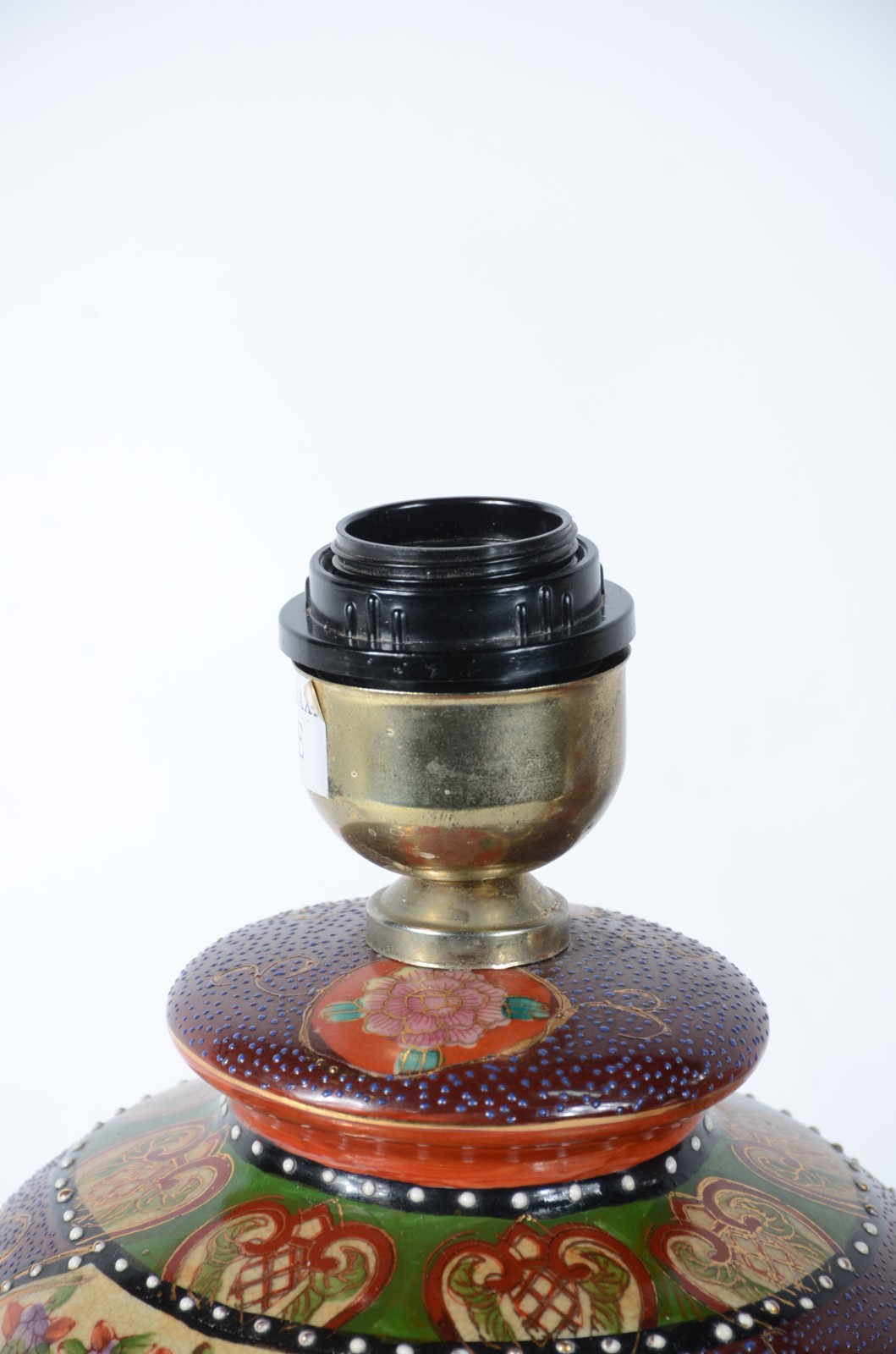 Tres abatjoures de porcelana decorados ao gosto Satzuma com gueixas e... - foto 2 de 5